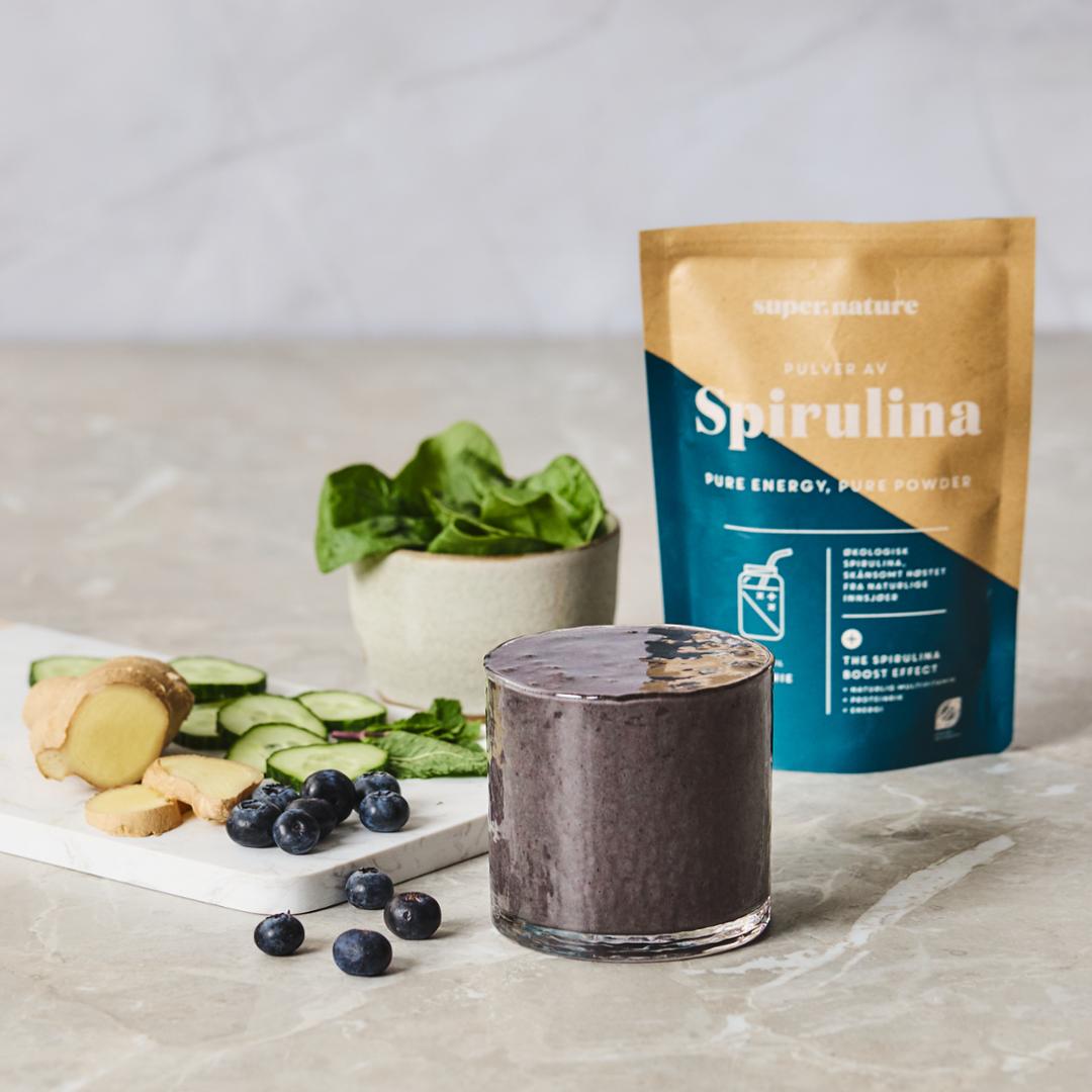 Image of a smoothie and Supernature Spirulina pulver.