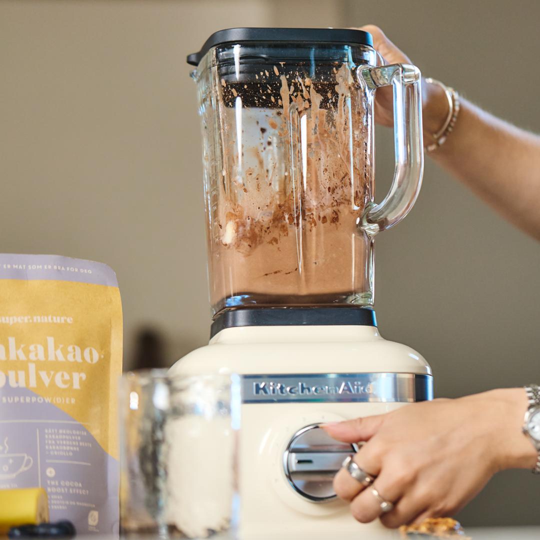 Image of Supernature Råkakaopulver and a smoothie in the making.