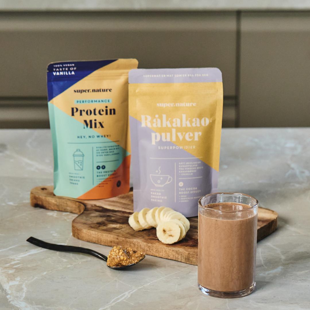 Image of Supernatures Protein Mix and Råkakaopulver and a smoothie.